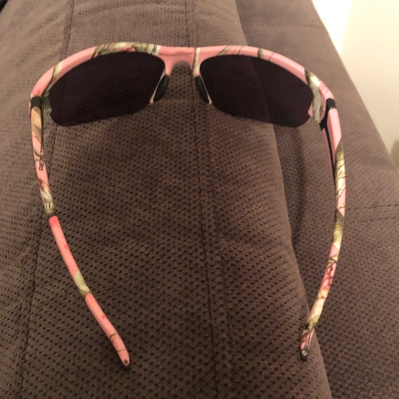 Realtree Women's Sunglasses Pink Camo (Great Condition) - Picture 2 of 4